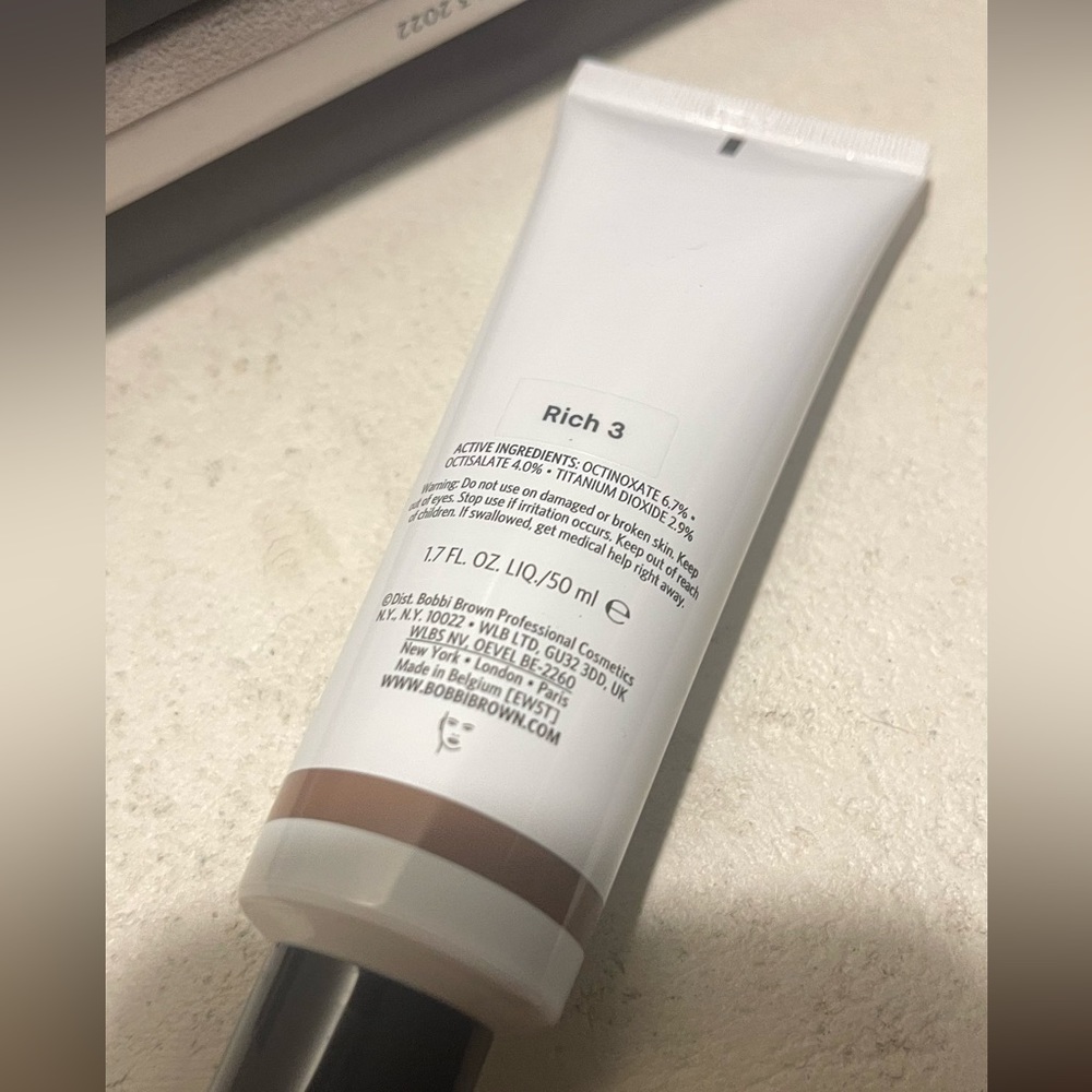 Bobbi Brown Vitamin Enriched Hydrating Skin Tint SPF 15 Hyaluronic Acid - Picture 6 of 9